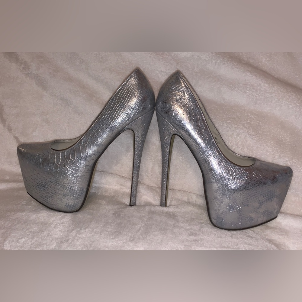 GORGEOUS METALLIC SHINING SILVER!!  Silver snakeskin pattern ultra-high heels!